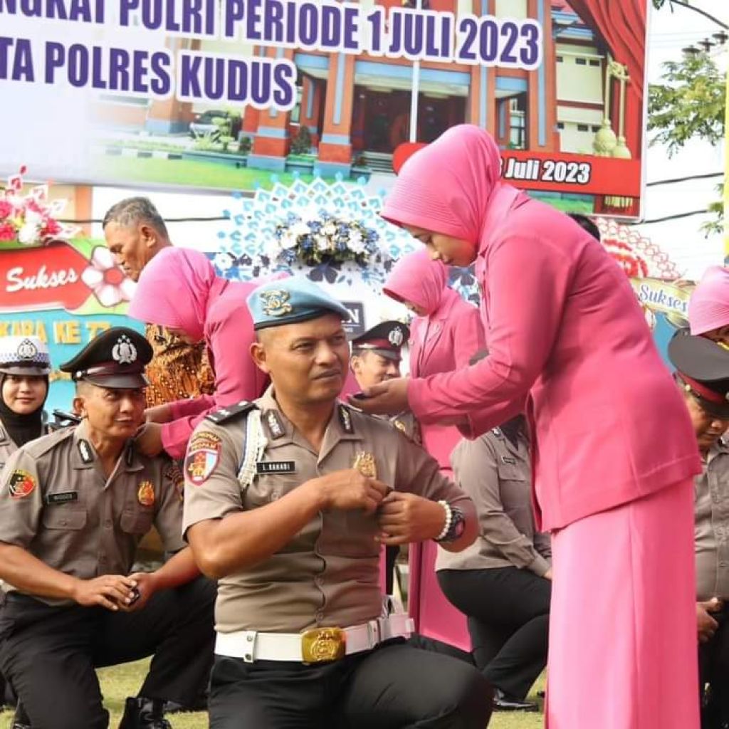 Penyematan pangkat oleh istri anggota Polres Kudus