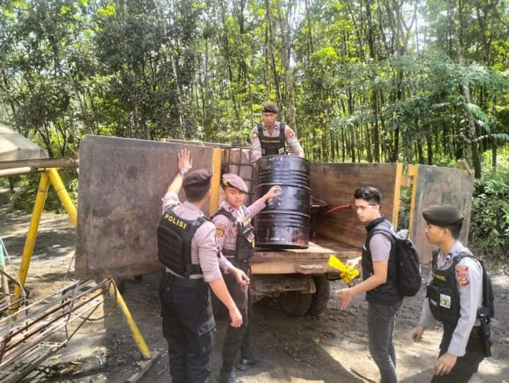 Polres Pali membawa barang bukti penimbunan solar bersubsidi