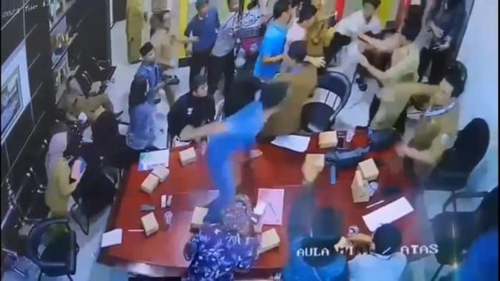 Tangkapan layar rekaman CCTV saat terjadi pemukulan