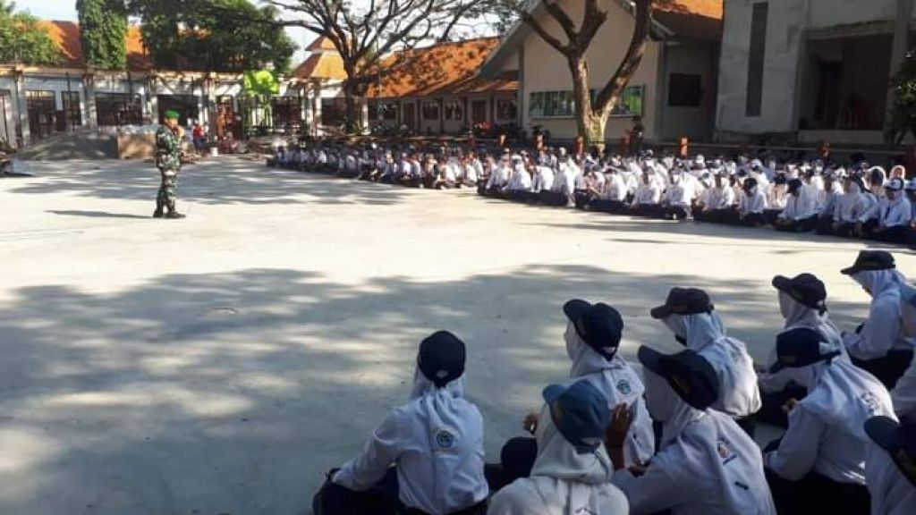 Kapten Inf Benny Irawan, A.Md, terjun langsung sebagai pemateri dalam kegiatan MPLS yang diselenggarakan pihak SMAN 1 Dawarblndong