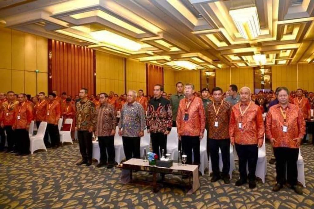 Presiden Joko Widodo bersama jajaran pengurus REI