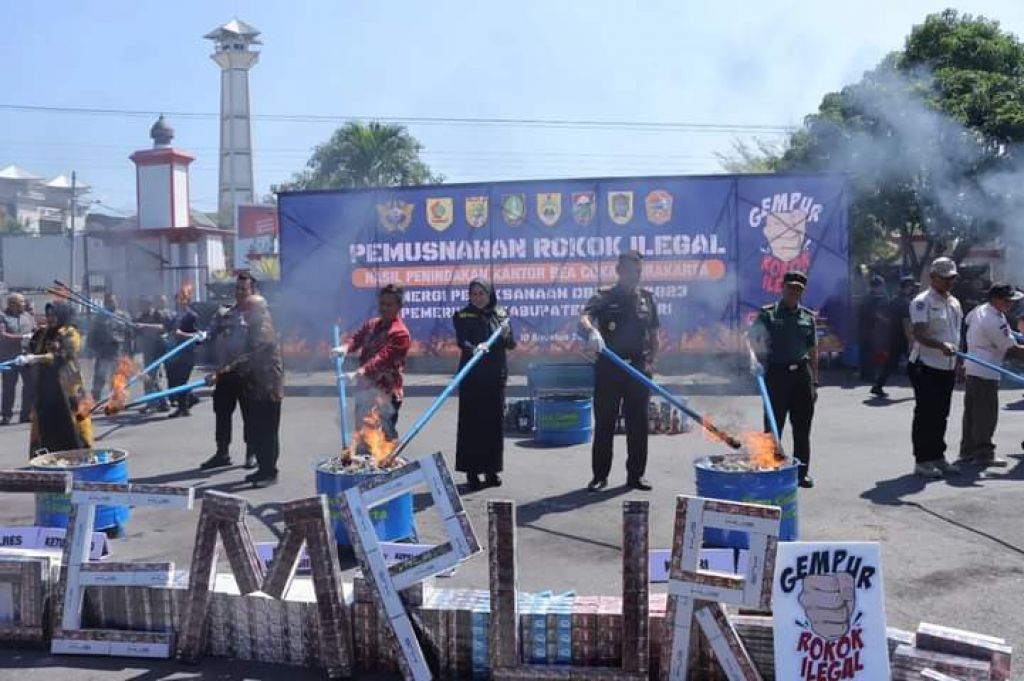 Pemusnahan rokok dan miras ilegal di Wonogiri
