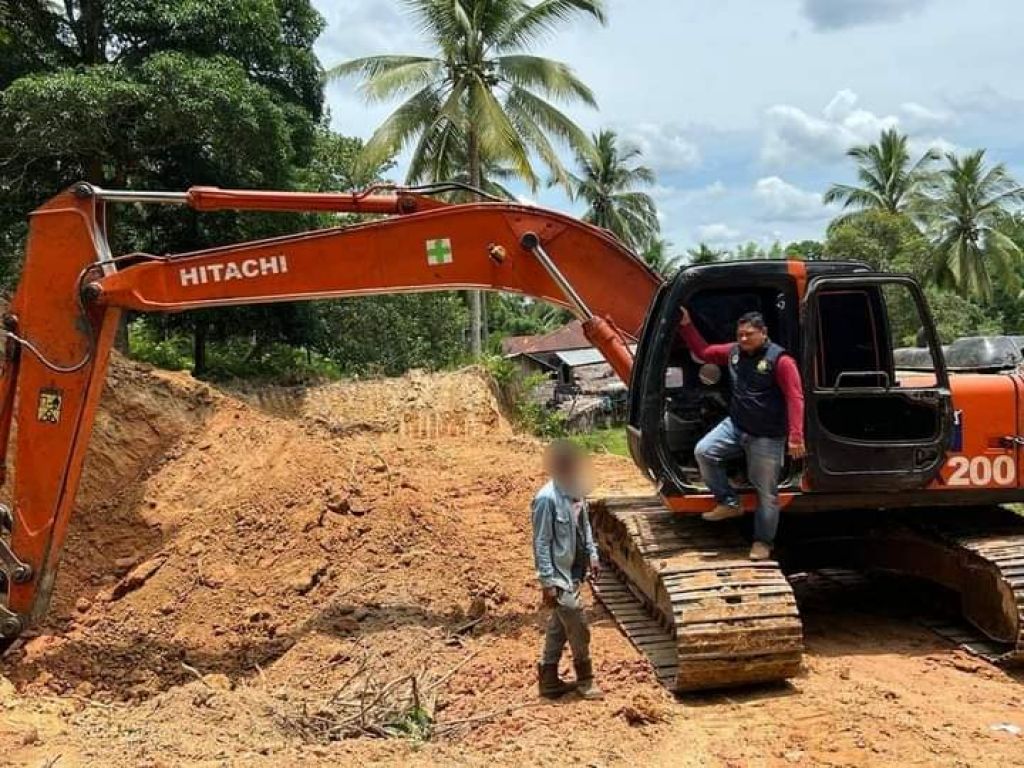 Personel Polda Aceh mengamankan excavator