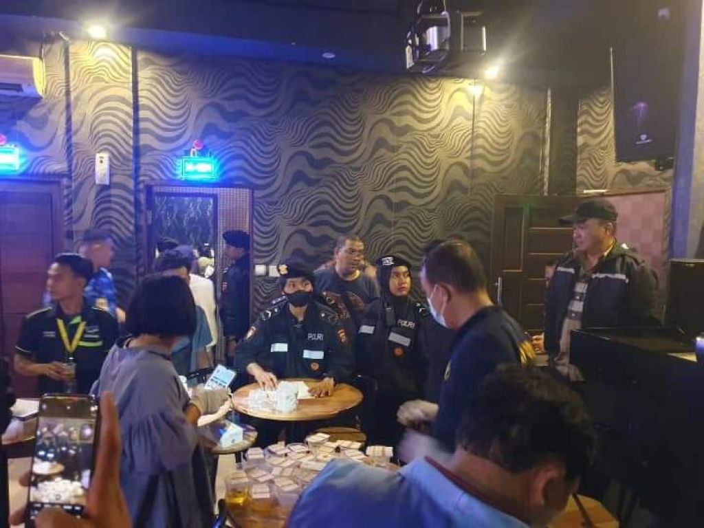 Razia tempat hiburan malam oleh Tim Gabungan