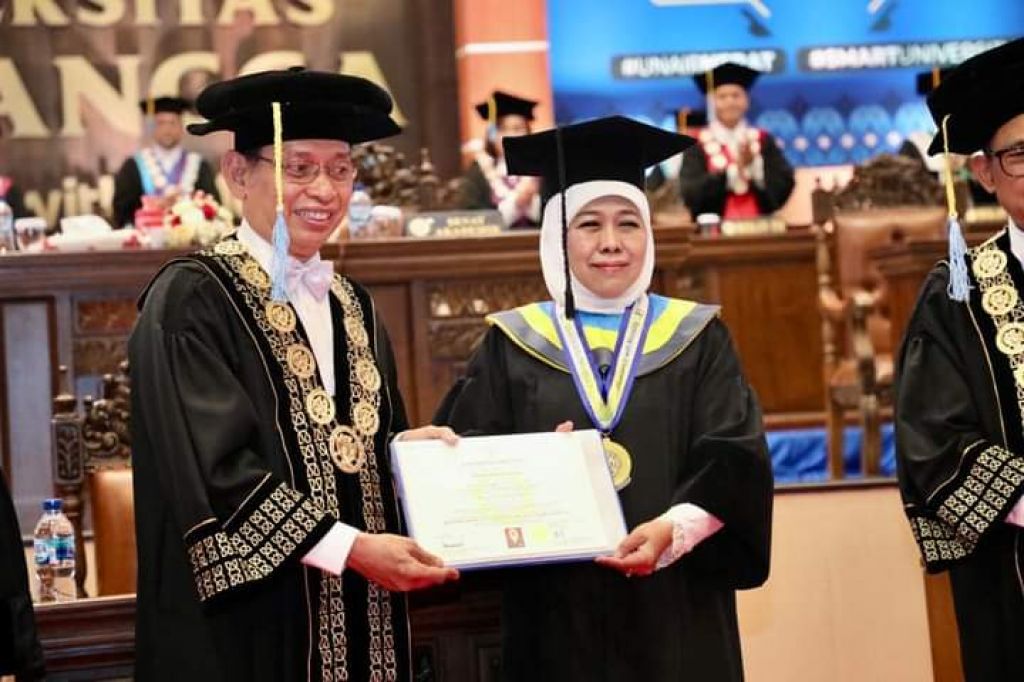 Khofifah dan Rektor Unair Prof. Dr. Mohammad Nasih,