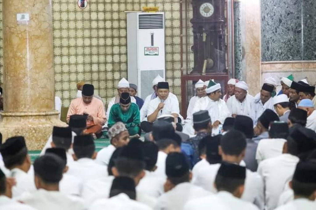 Irjen Pol Agung Setya Imam Effendi, bersama ratusan santri mengikuti pembacaan Yasin 41 Ratib Al Hadad di Masjid Raya Al Mashun Medan
