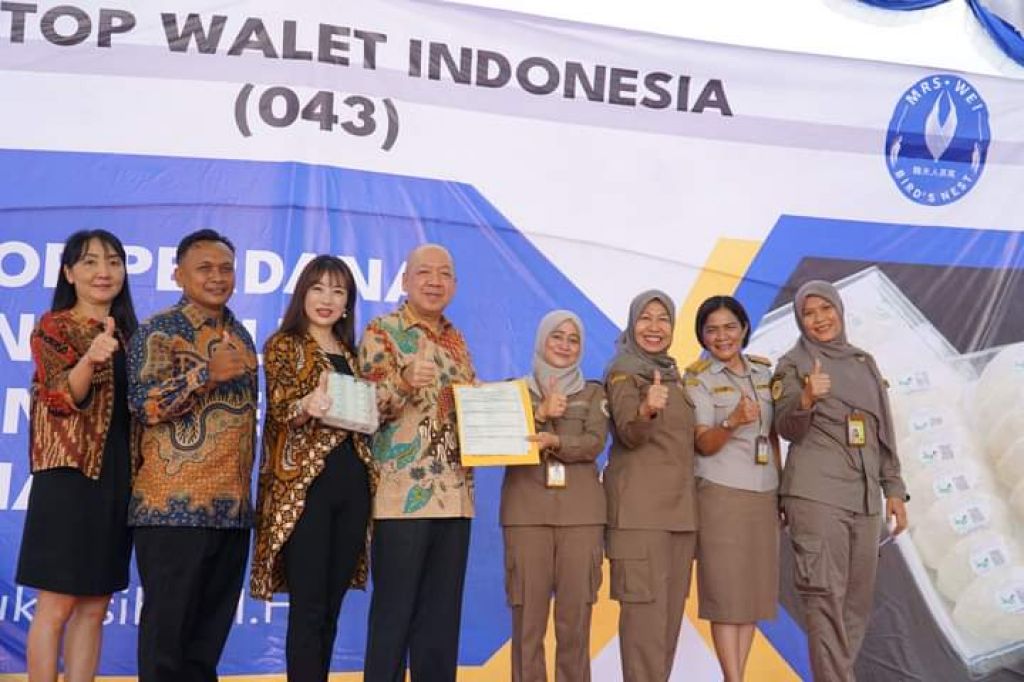 Direksi PT Top Walet Indonesia bersama Badan Karantina Pertanian merayakan ekspor perdana sarang burung walet