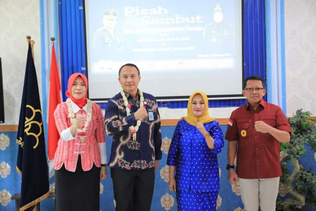 Kepala Bapas Surabaya yang lama, Arif Rahman menyerahkan tongkat kepemimpinannya kepada Rika Aprianti 