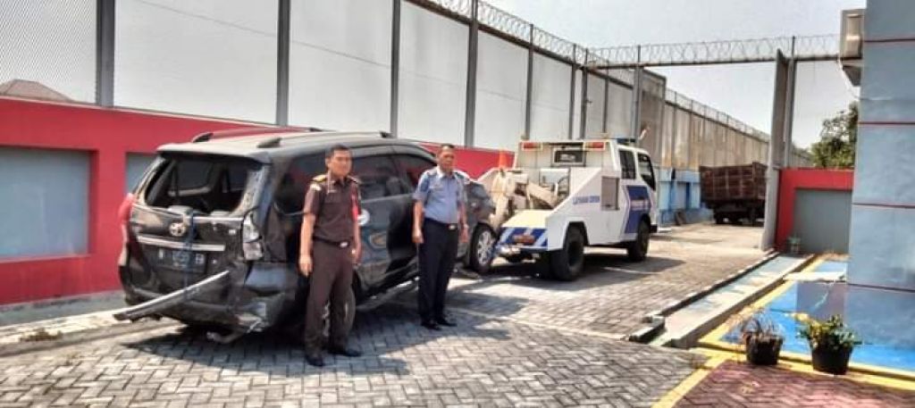 Barang bukti kecelakaan di Pacet