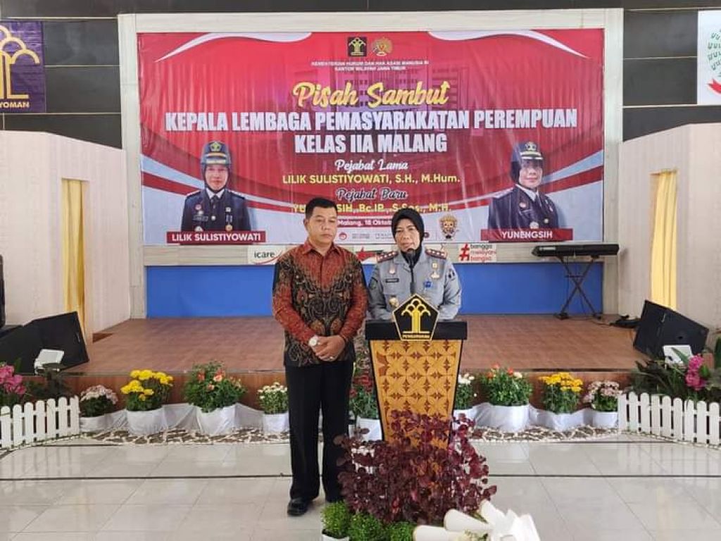 Plt. Lilik Sulistiyowati memberikan tugas, wenenang dan tanggungjawabnya kepada pejabat baru, Yunengsih