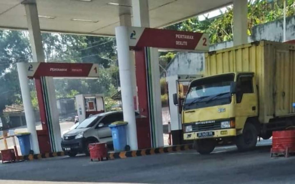 Truk diesel yang membeli solar di SPBU