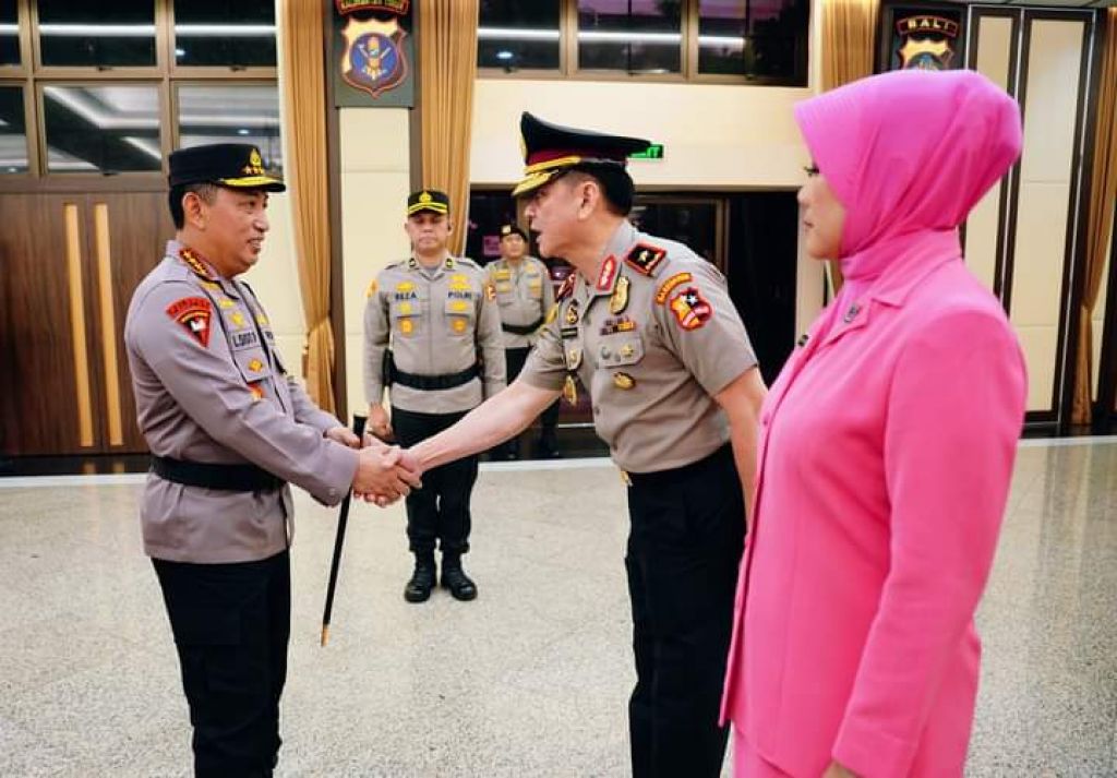 Kapolri bejabat tangan dengan salah satu Pati Polri yang naik pangkat