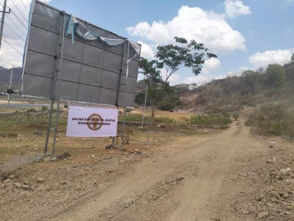 Banner bertuliskan Istana Kepresidenan di akses masuk tambang