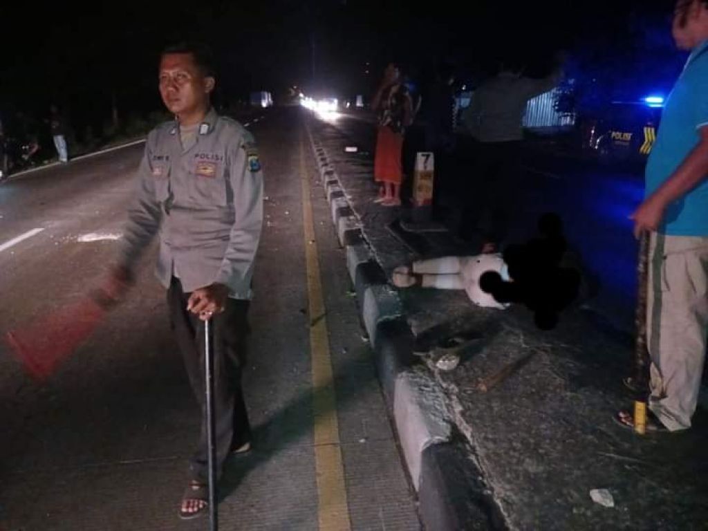 Tampak seorang remaja terkapar di pinggir jalan menunggu evakuasi