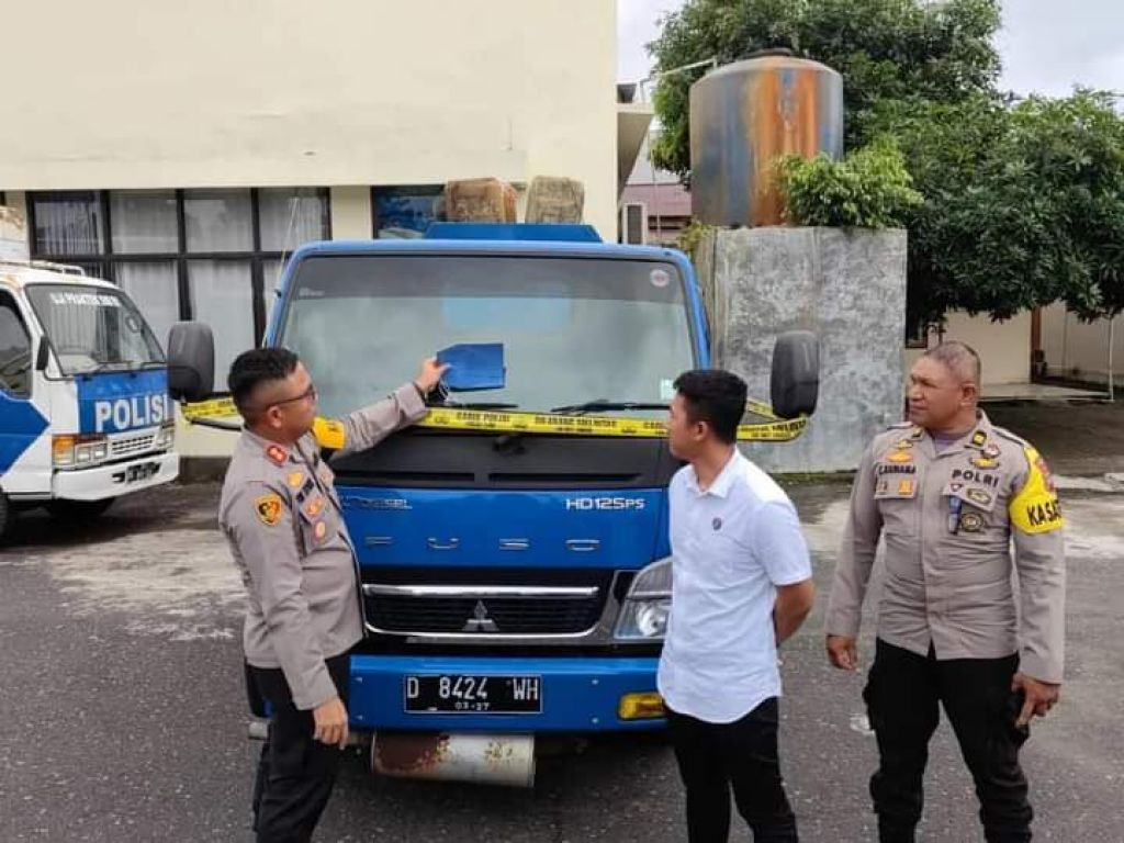 Kapolres AKBP Feri R. Sitorus melihat tangki BBM