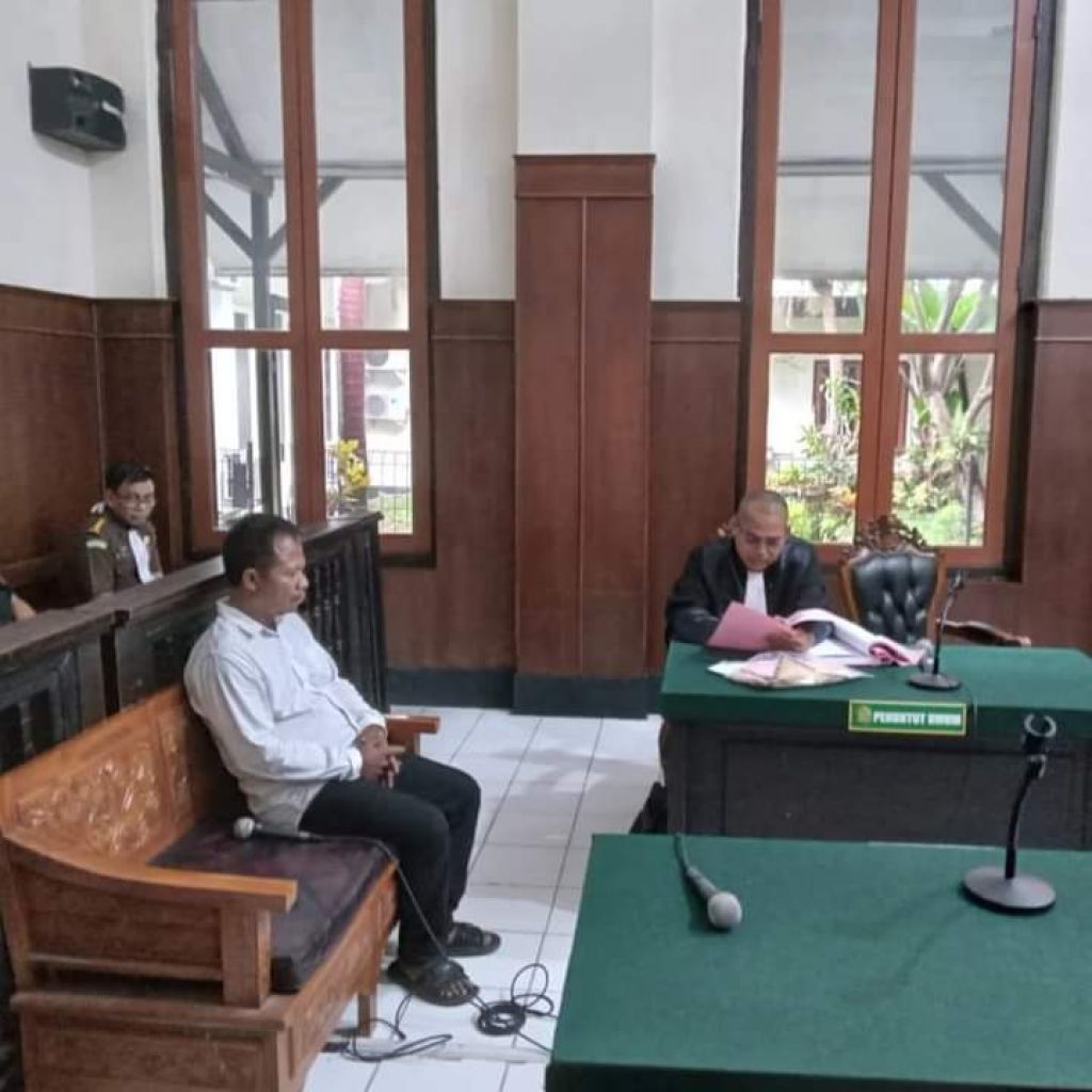 Suroto saat disidang di Pengadilan Negeri Surabaya