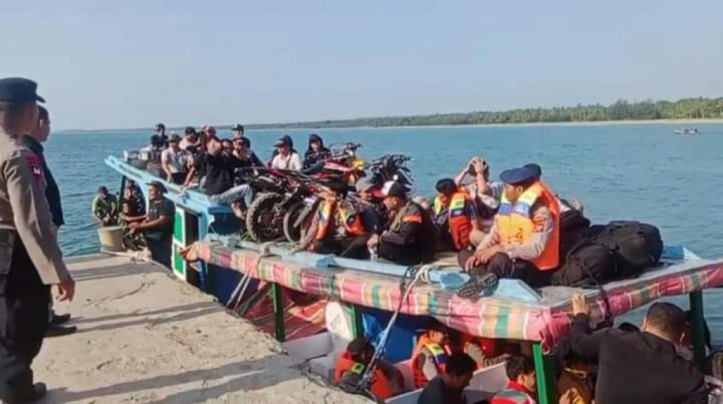 Personel Polres Nias dalam mendistribusikan logistik Pemilu 2024