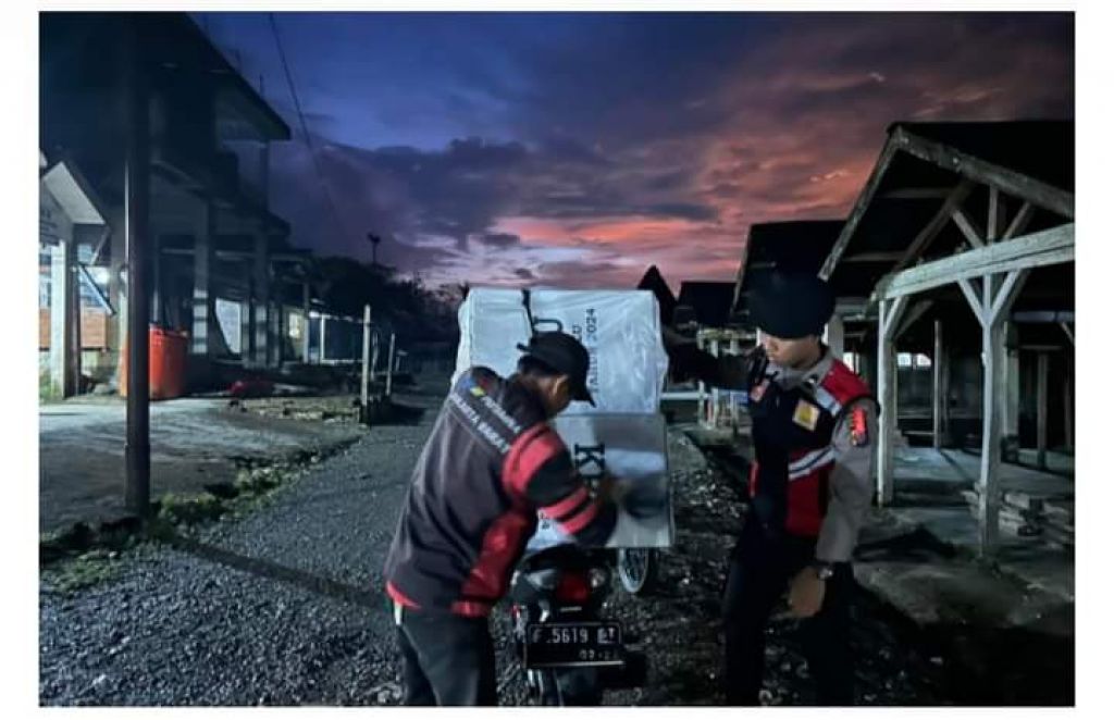 Personil Satgas Operasi Mantap Brata (OMB) Toba pengamanan pemungutan surat suara 