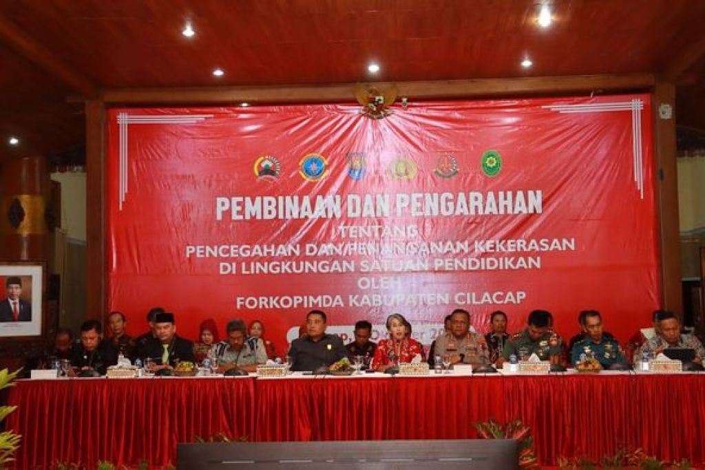 Pembinaan dan pengarahan terhadap seluruh kepala sekolah di Kabupaten Cilacap 