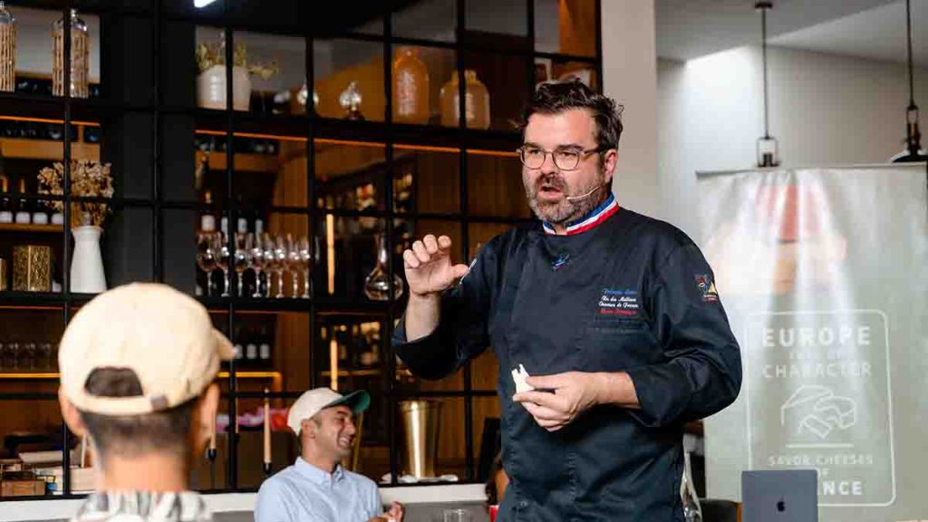 Francois Robin saat menjelaskan jenis keju kepada peserta