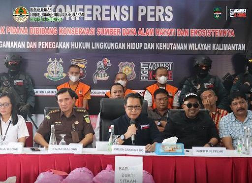 Sustyo Iriyono konpers terkait kasus peredaran dan perdagangan 57 kg Sisik Trenggiling