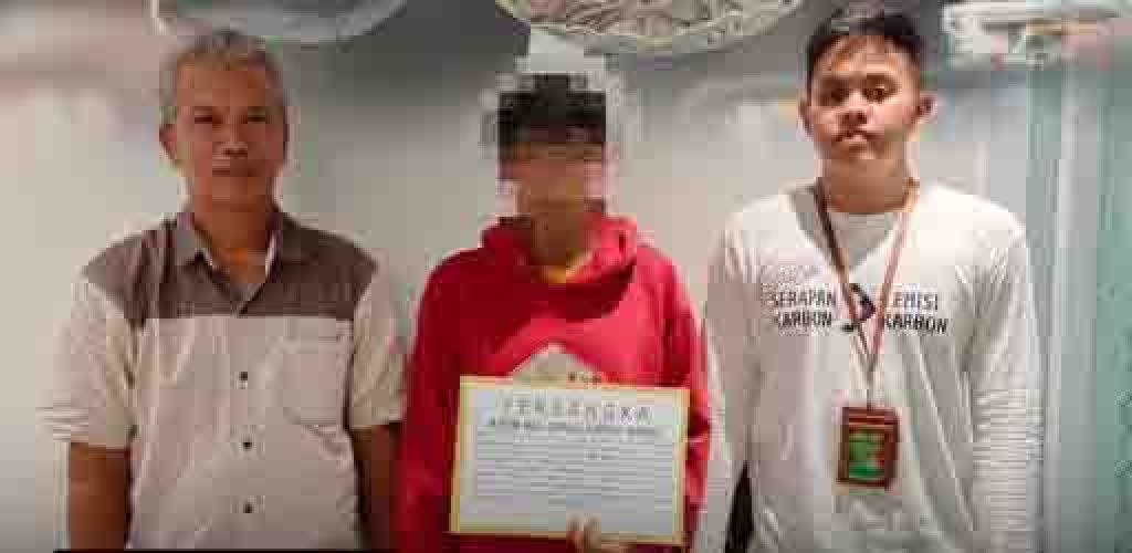 AT (tengah) bersama petugas Gakkum KLHK Kalimantan