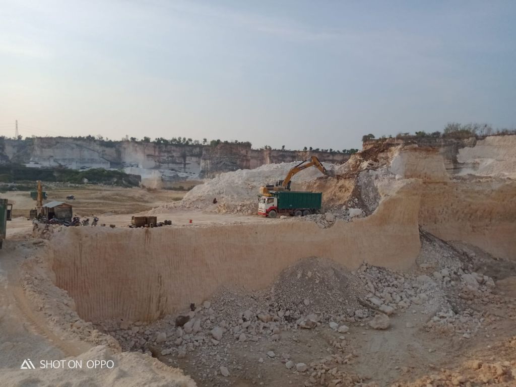 Aktivitas usaha tambang di wilayah Panceng, Kabupaten Gresik