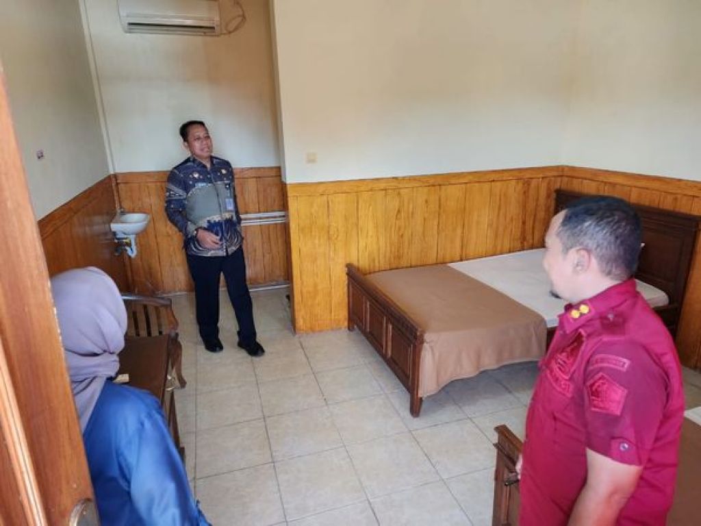 Asep Sutandar didampingi Kabid Pembinaan Jaya Kartika berkesempatan singgah di Griya Abhipraya binaan Lapas Bojonegoro
