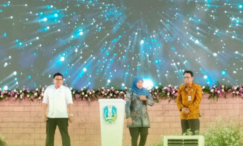 Khofifah Indar Parawansa, menyerahkan penganugrahan Award Peduli Ketahanan Pangan Tahun 2023.