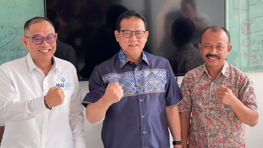 Ketua Umum MAI, Prof.Rokhmin Dahuri (tengah) bersama Sekjen MAI, Denny D Indrajaya dan Sekjen GNTI M. Amma Bonapon