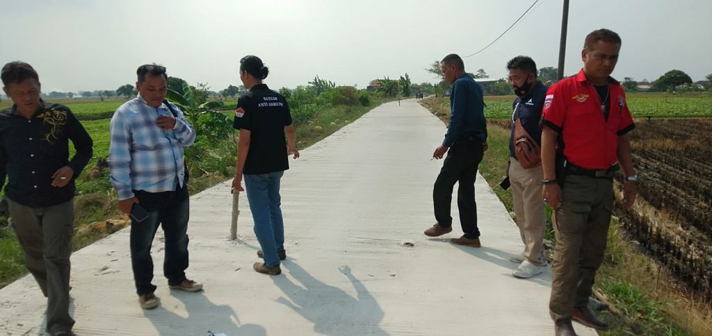 Anggota LSM FAAM dan sejumlah aktivis anti korupsi mengecek pembangunan jalan rabat beton