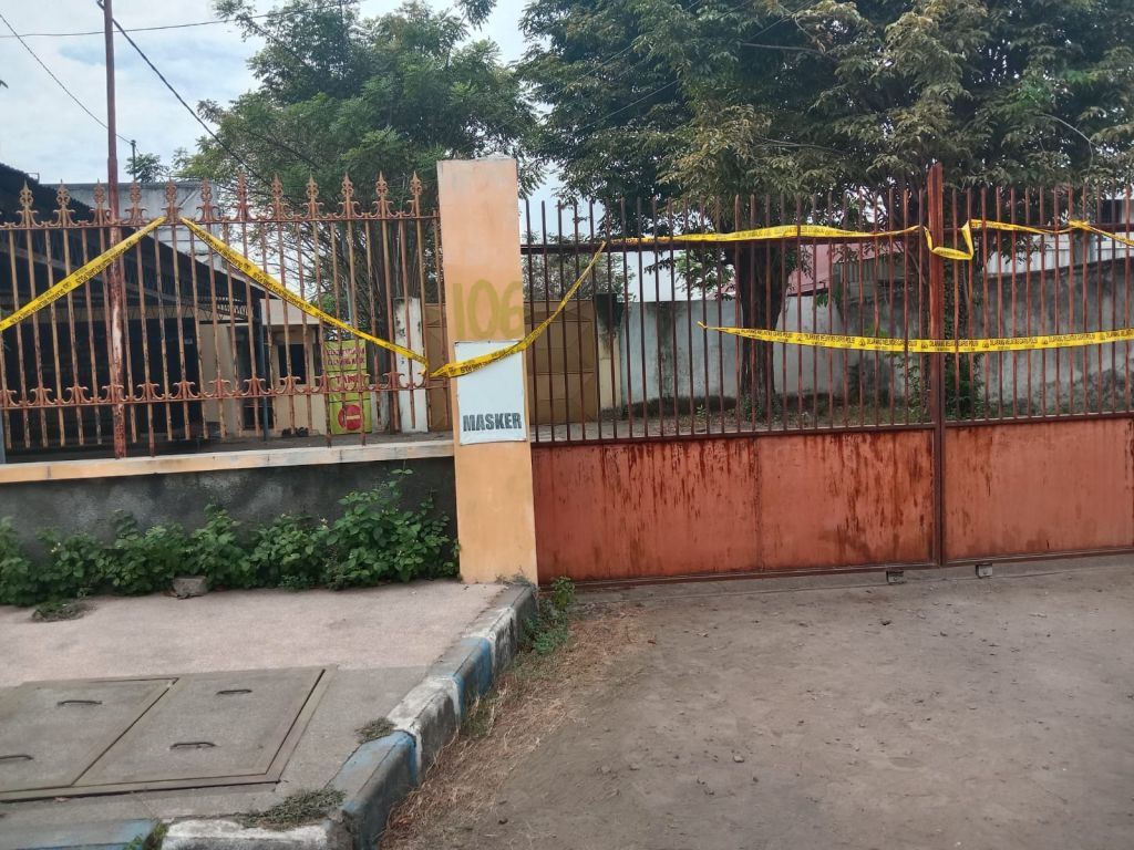 Pagar gudang di Gentong yang dipasang Police Line