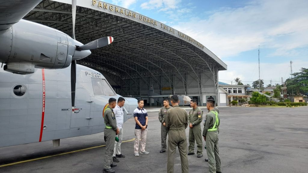 Mayor Laut (P) Wahyu Ardiansyah, menyiapkan dan melepas keberangkatan Crew Pesud Casa NC 212-200 MPA