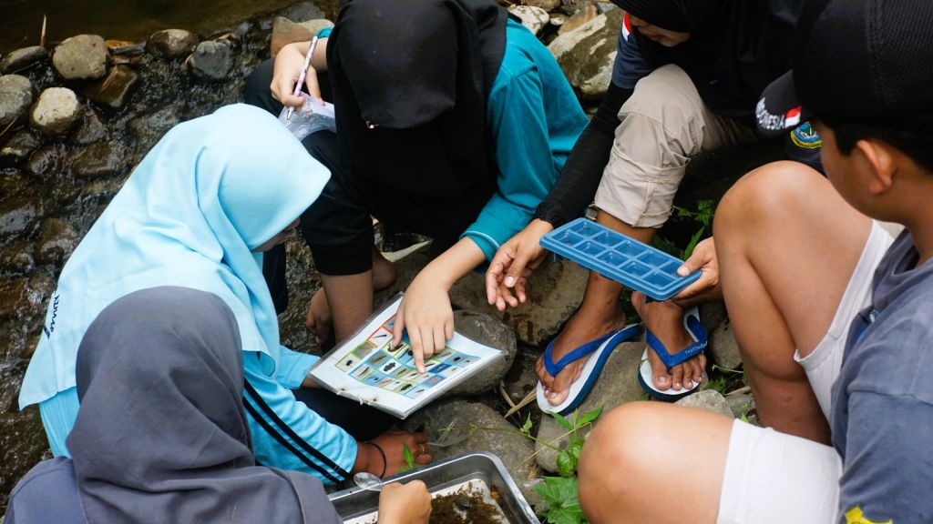 Pelatihan Citizen Science dan Pengujian Kualitas Air lewat Laboratorium Alam Sungai Gogor Wonosalam