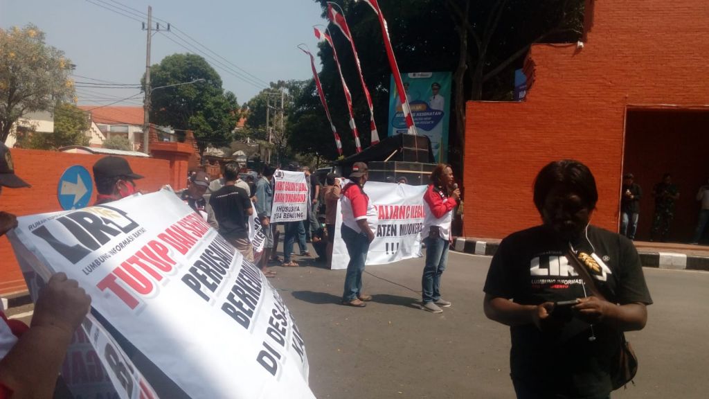 Demo warga Desa Bendung dan LIRA Mojokerto Raya