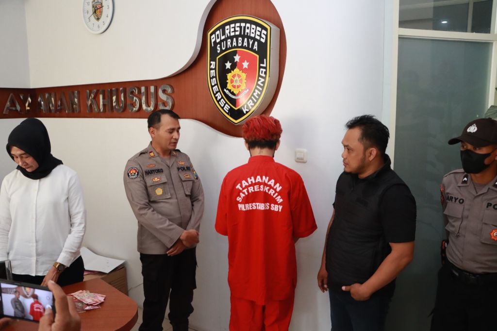 Mami Elga saat di Polrestabes Surabaya