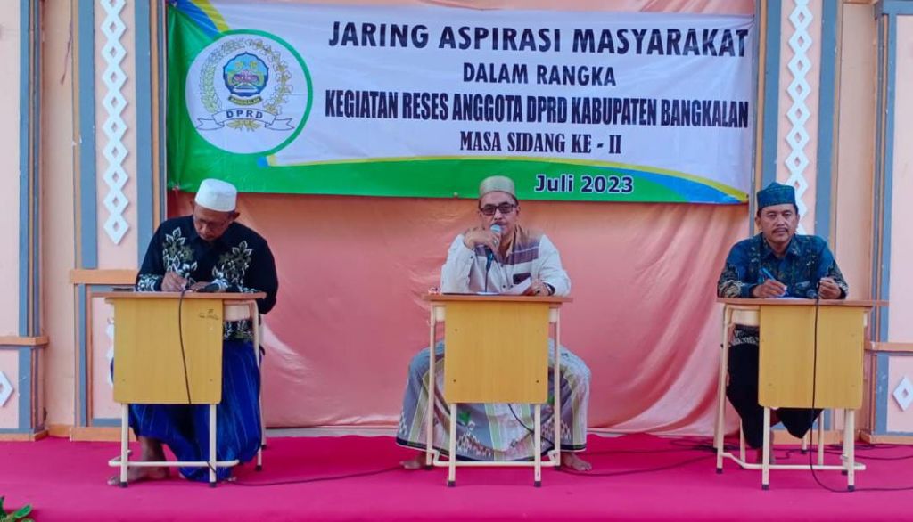 Anggota DPRD Bangkalan, KH. Mukaffi,SH.M.Si (tengah)