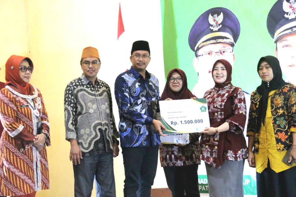 Penyerahan insentif kepada tenaga kesehatan dan kader kesehatan.