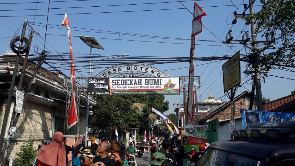 Sedekah bumi di Desa Boteng