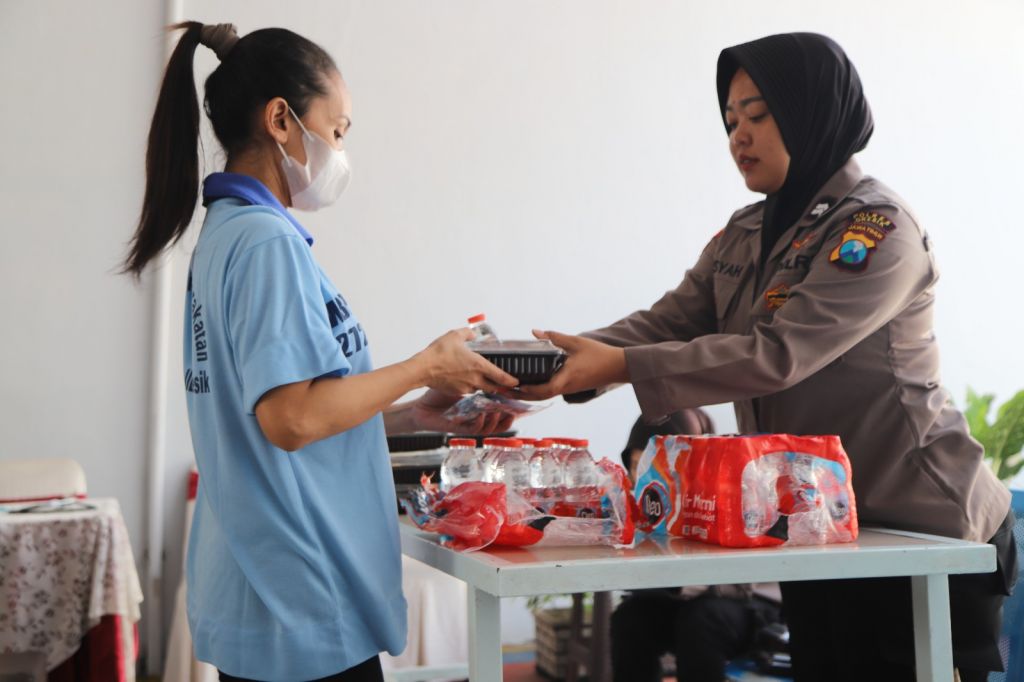 Polwan Polres Gresik menyerahkan bantuan kepada warga binaan Lapas IIB Cerme