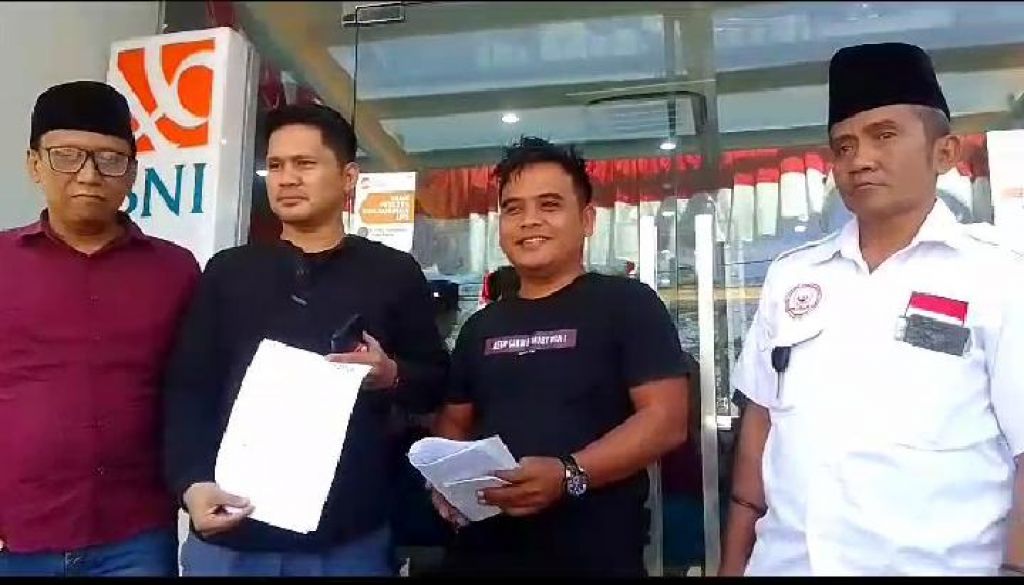 Ketua Madas Bangkalan bersama Kuasa Hukumnya, Yodika Saputra,SH