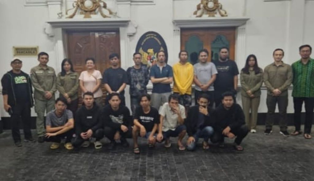 Kapuspen TNI Laksda TNI Julius Widjojono di Mabes TNI Cilangkap