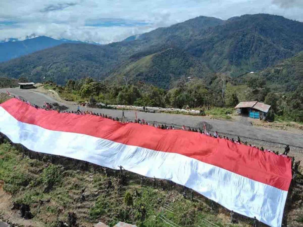 Pengibaran Bendera Merah Putih Raksasa (Giant Flag) bertempat di TK Kodim Persiapan Satgas YPR 330/TD
