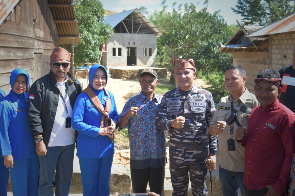 Brigjen TNI (Mar) Said Latuconsina, M.M., M.T., M.Tr. Opsla menyalurkan hasil donasi konser amal Jukulele 