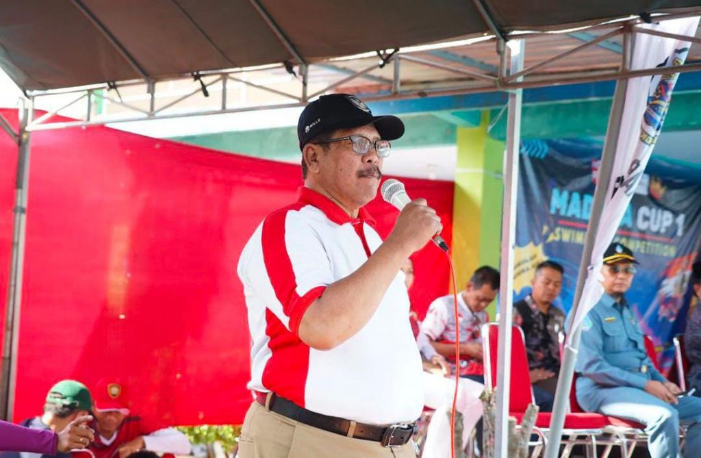 Pelaksana Tugas (Plt.) Bupati Bangkalan, Drs. Mohni, MM, membuka lomba renang