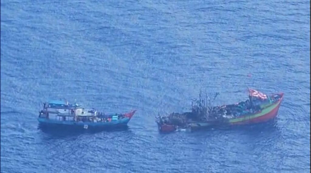 Casa CN-235 P-8305, BKO Koarmada III diterjunkan untuk melaksanakan SAR terhadap kecelakaan/ kebakaran KM