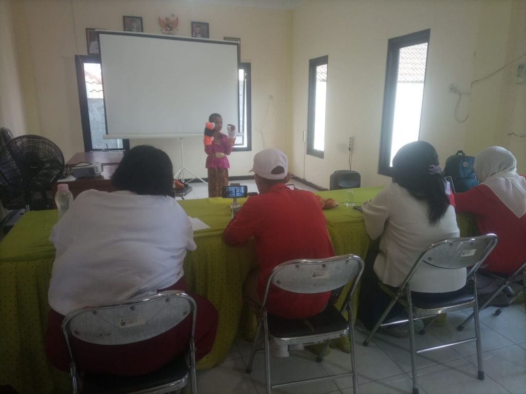 Salah satu peserta sedang unjuk penampilan di depan pembicara