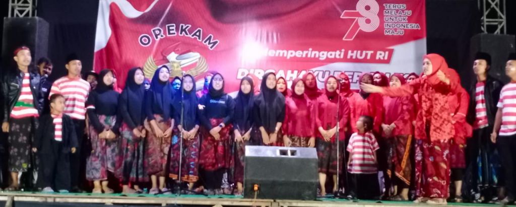 Warga bersama OREKAM di acara peringatan HUT Kemerdekaan RI