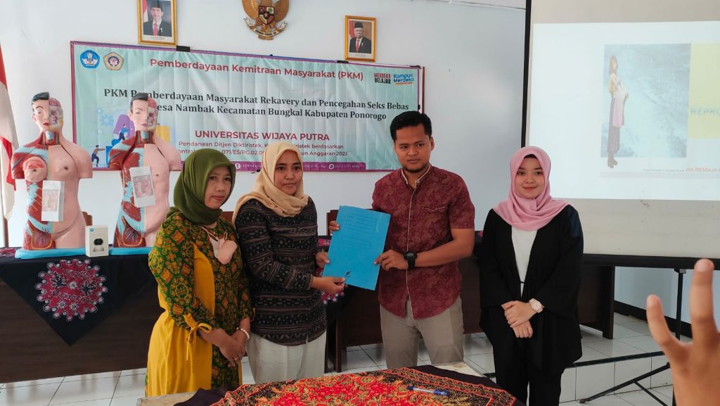 Kegiatan PKM Universitas Wijaya Putra di Desa Nambak