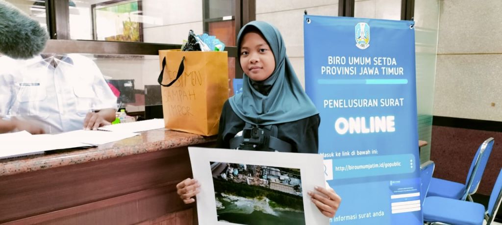 Aeshnina Azzahra Aqilani atau dipanggil Nina memasukkan suratnya ke bagian administrasi Pemprov Jatim